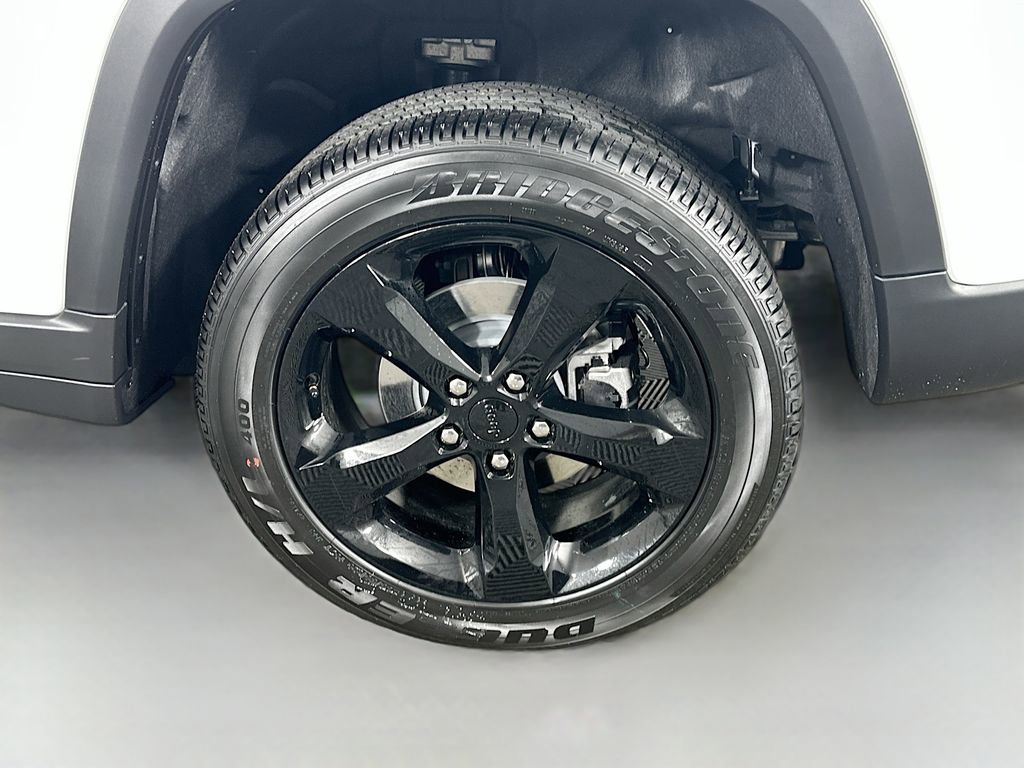 New 2025 Jeep Grand Cherokee Altitude image 17