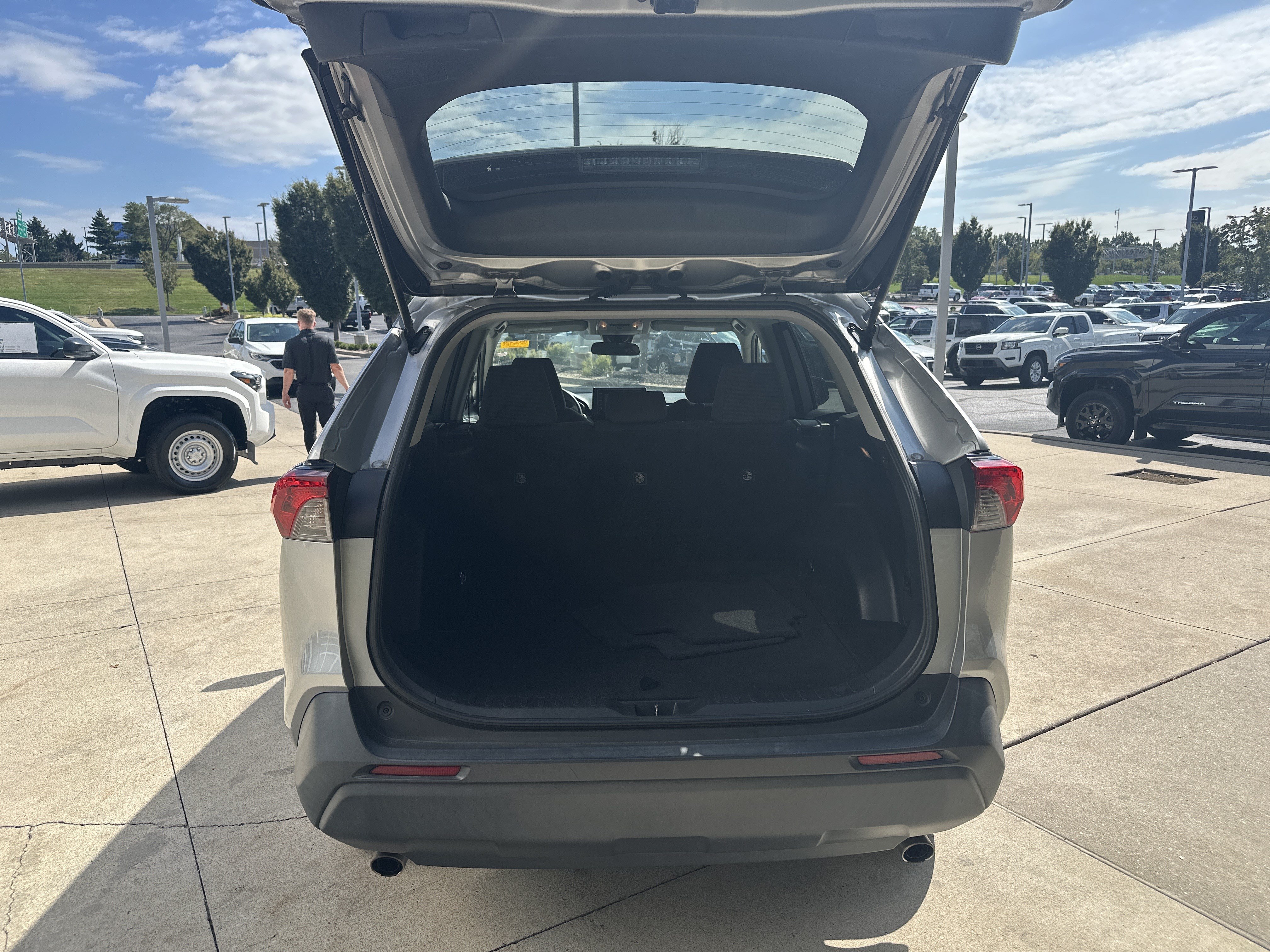 Used 2020 Toyota RAV4 LE FWD image 30