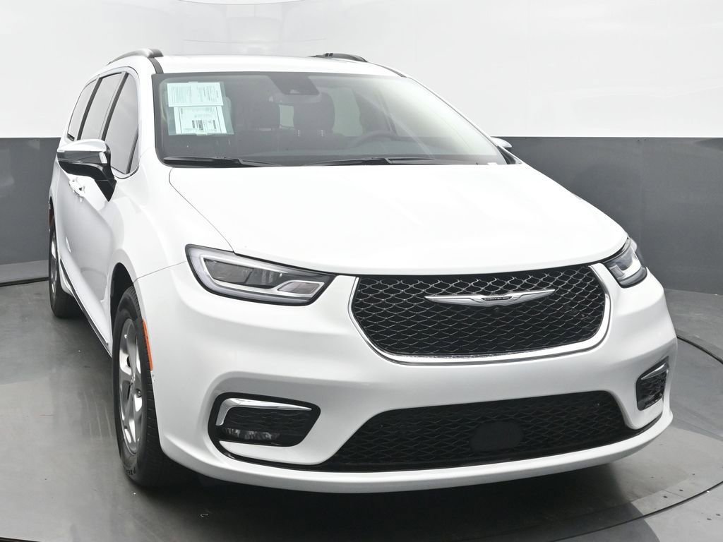 Used 2023 Chrysler Pacifica Limited AWD/4WD image 8