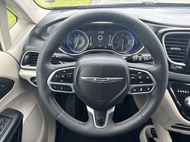 Used 2023 Chrysler Pacifica Touring-L FWD image 21