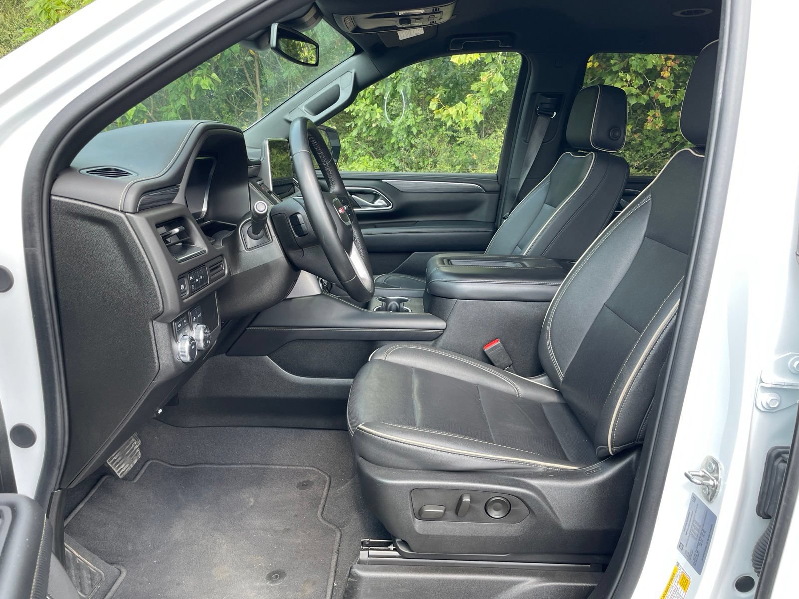 Used 2024 GMC Yukon SLT AWD/4WD image 17