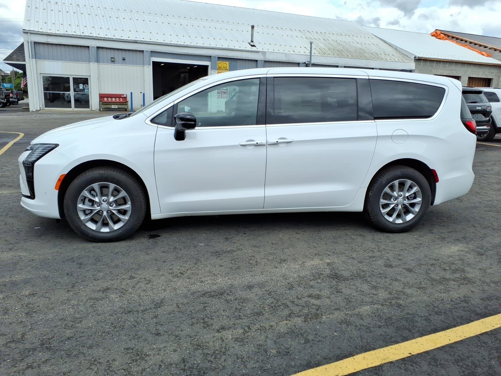 New 2027 Chrysler Pacifica Select AWD/4WD image 8