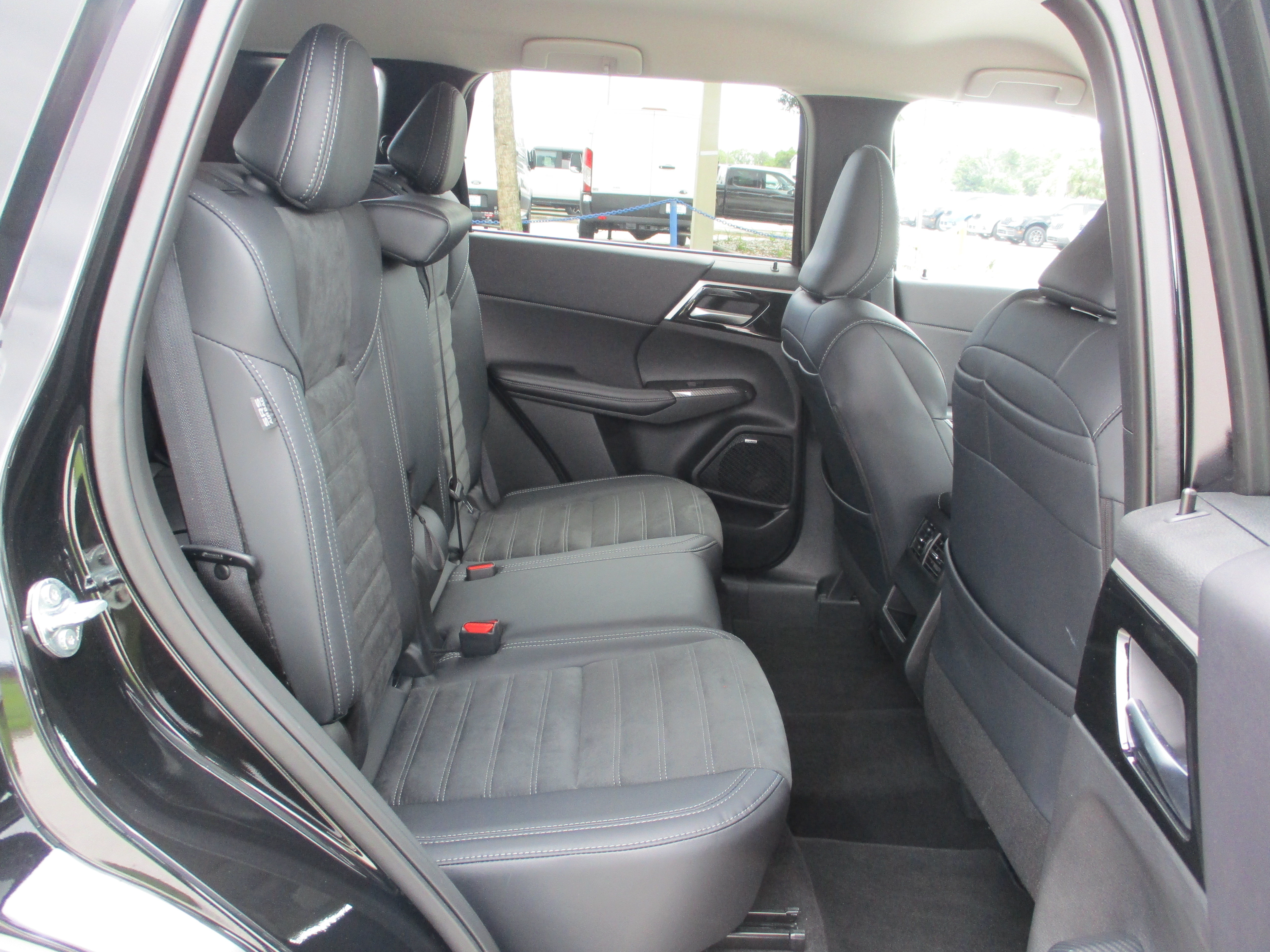 Used 2025 Mitsubishi Outlander SE FWD image 11