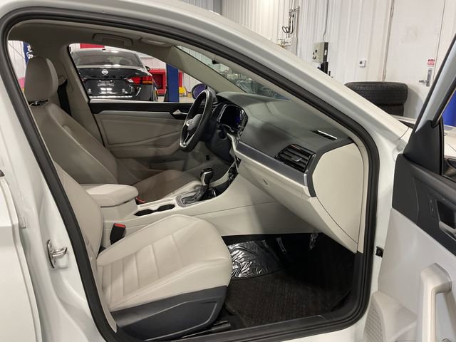 Used 2024 Volkswagen Jetta SE w/ Panoramic Sunroof Package image 13
