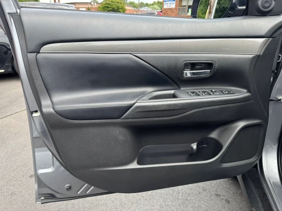 Used 2020 Mitsubishi Outlander SE AWD/4WD image 10