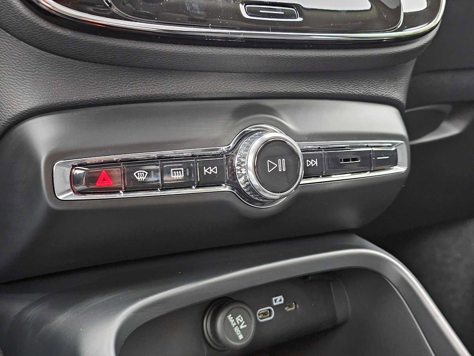 New 2026 Volvo XC40 B5 Core w/ Climate Package image 24