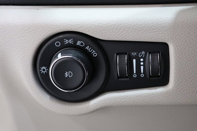 Used 2023 Chrysler Pacifica Touring-L FWD image 20