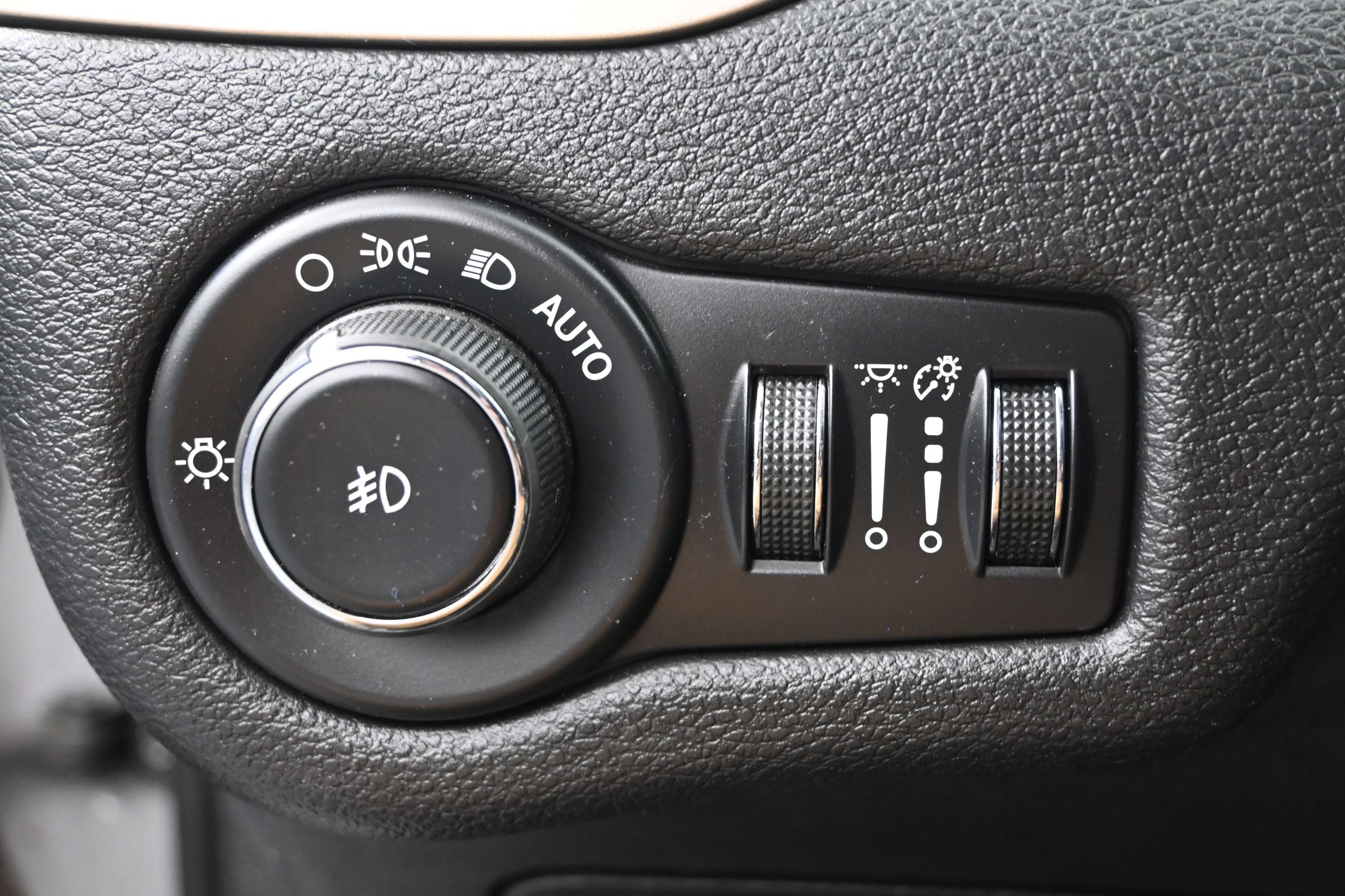 Used 2016 Jeep Cherokee Latitude AWD/4WD image 12
