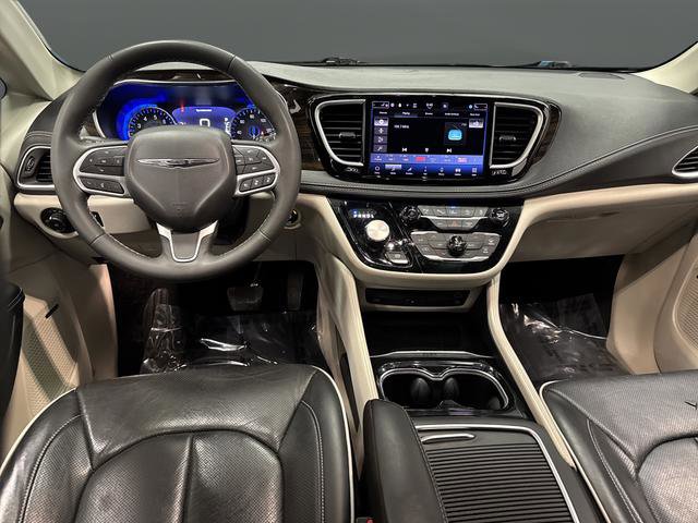 Used 2023 Chrysler Pacifica Limited w/ Uconnect Theater Family Group image 5