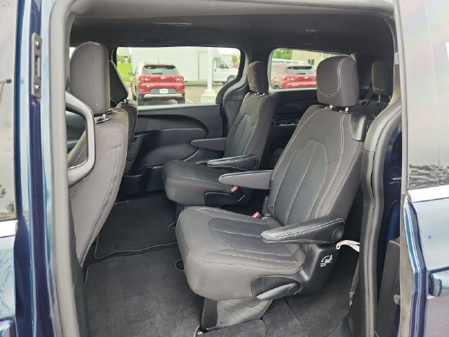 Used 2024 Chrysler Pacifica Touring FWD image 26