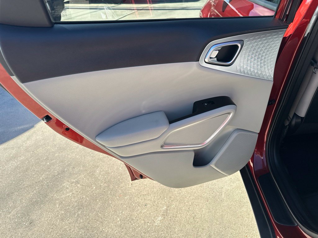Used 2025 Kia Soul LX w/ LX Technology Package FWD image 25