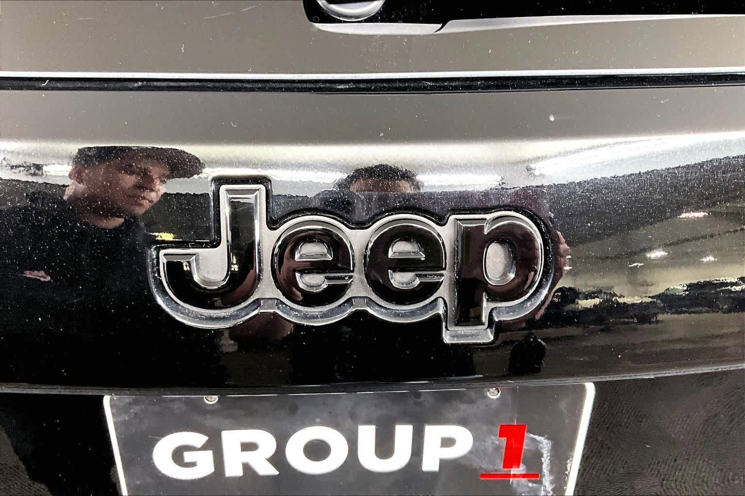 Used 2018 Jeep Grand Cherokee Altitude AWD/4WD image 28