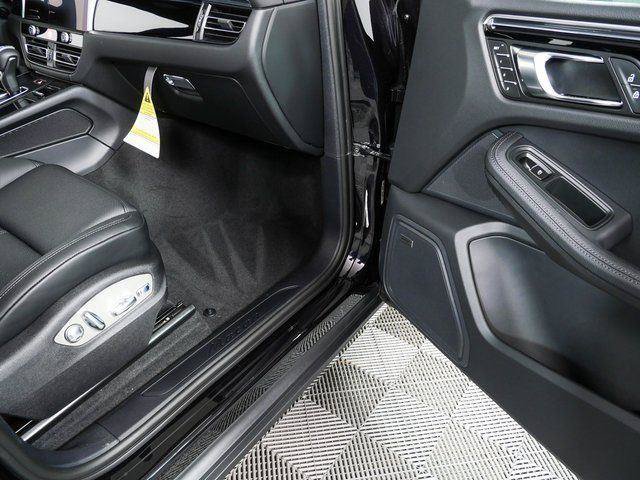 Certified 2026 Porsche Macan AWD/4WD image 30