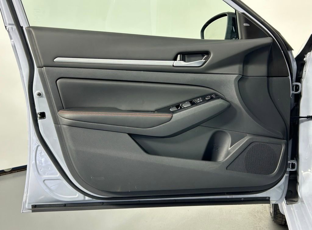 Used 2025 Nissan Altima 2.5 SR image 28