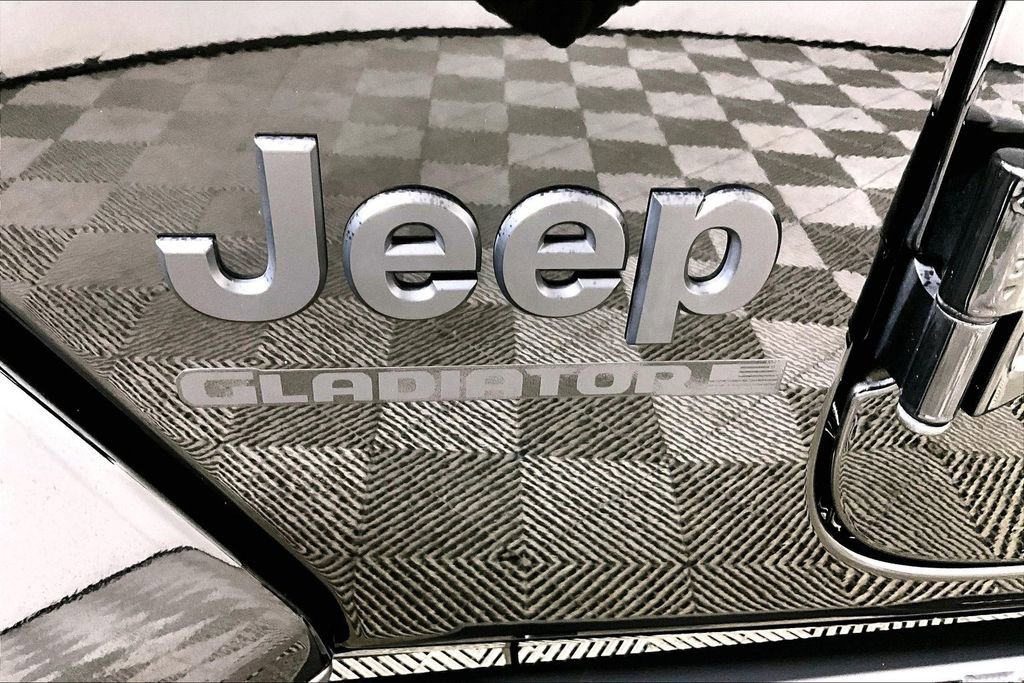 Used 2023 Jeep Gladiator Willys image 14