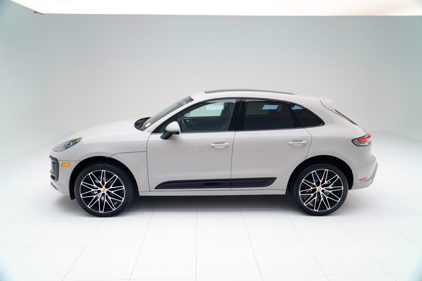 New 2026 Porsche Macan image 2