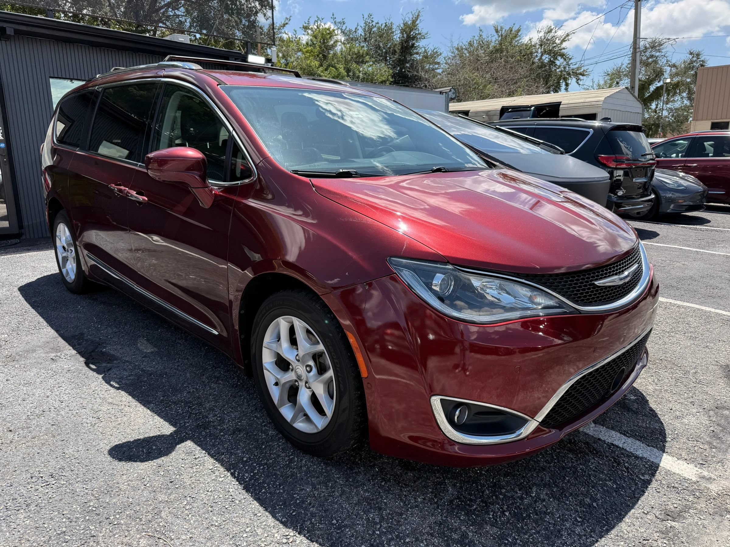Used 2017 Chrysler Pacifica Touring-L Plus w/ Advanced Safetytec Group FWD image 3
