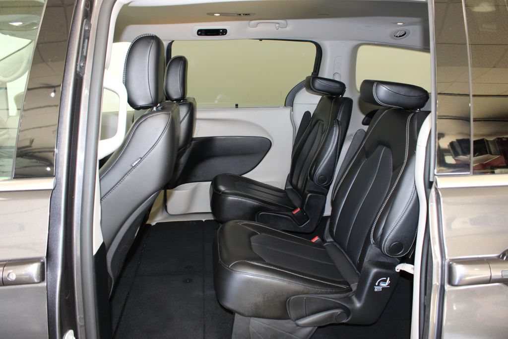 Used 2023 Chrysler Pacifica Touring-L FWD image 5
