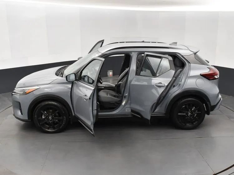 Used 2023 Nissan Kicks SR w/ SR Premium Package FWD image 7