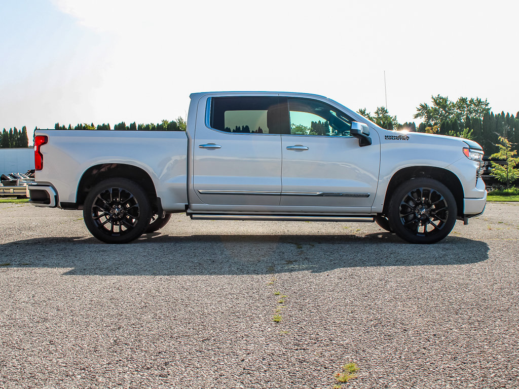 Used 2024 Chevrolet Silverado 1500 High Country w/ Technology Package AWD/4WD image 2