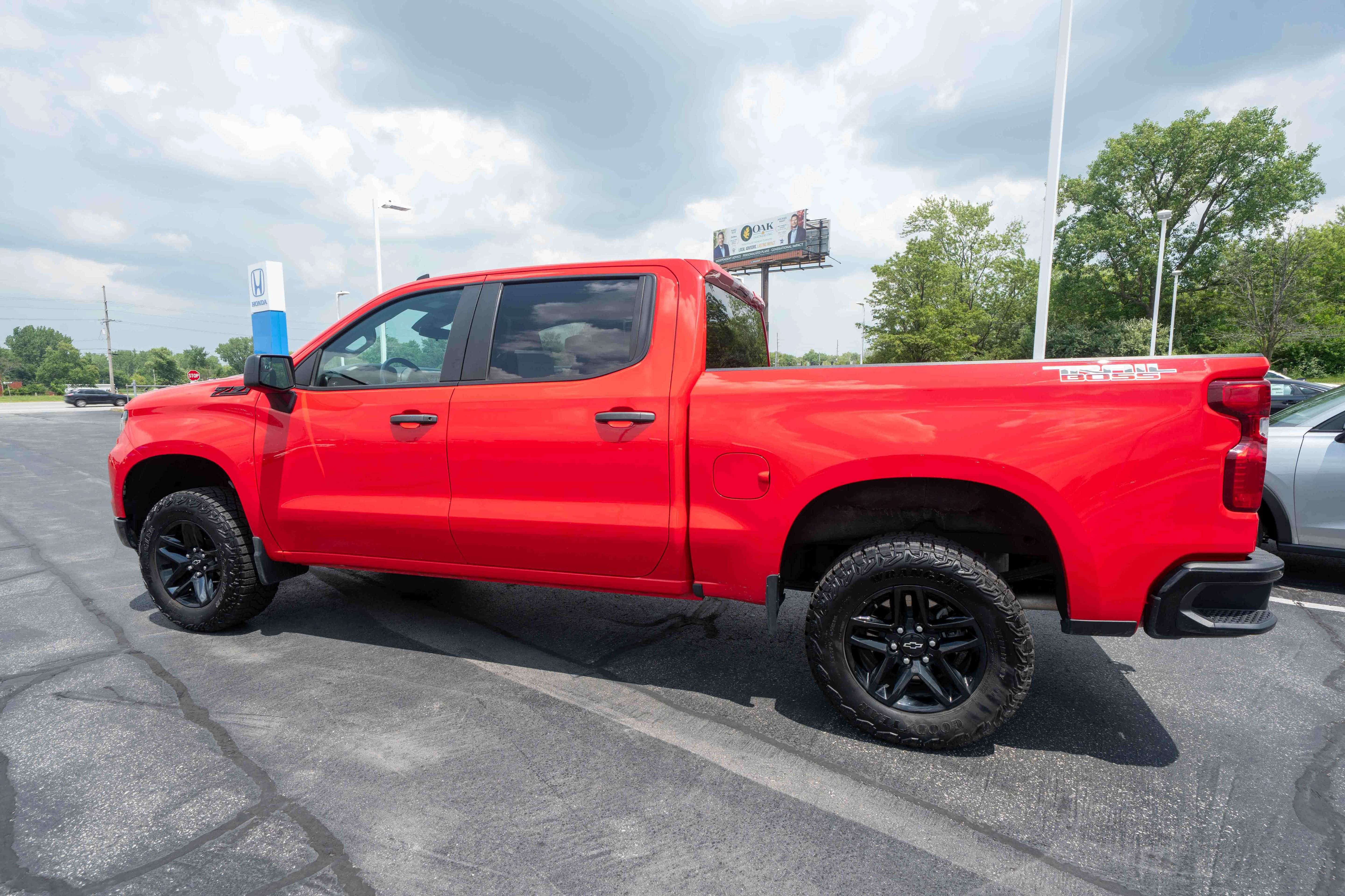 Used 2024 Chevrolet Silverado 1500 Custom Trail Boss w/ LPO, Dark Essentials Package AWD/4WD image 4