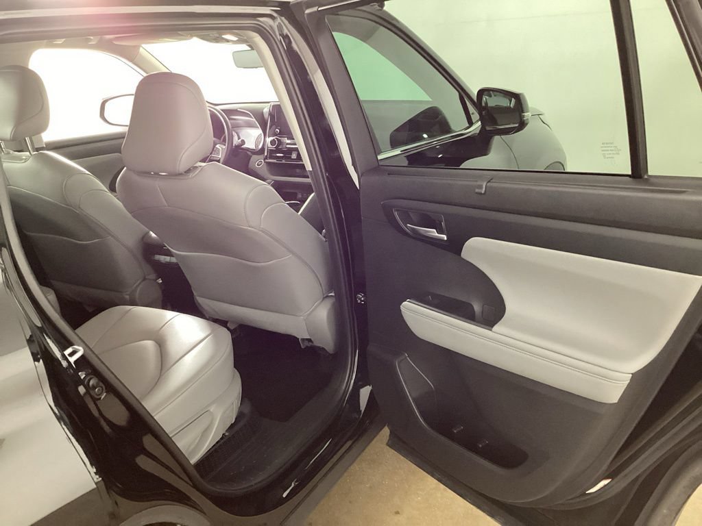 Used 2024 Toyota Highlander XLE AWD/4WD image 20