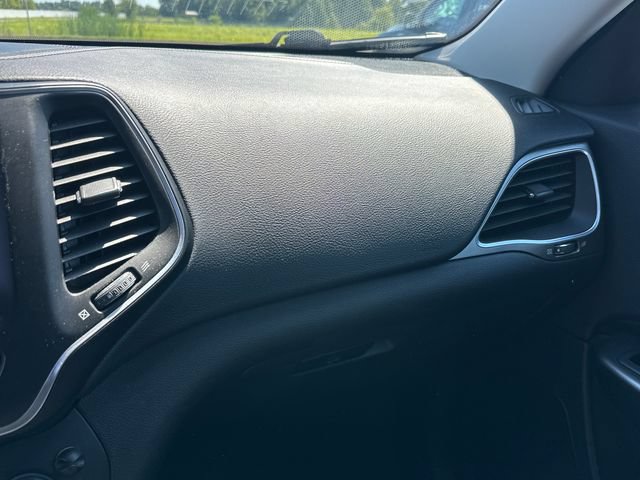 Used 2019 Jeep Cherokee Latitude w/ Popular Appearance Group AWD/4WD image 25