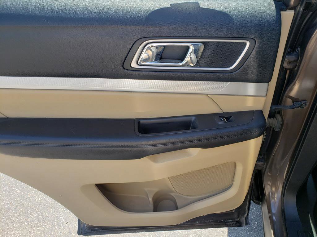 Used 2016 Ford Explorer XLT w/ Equipment Group 202A AWD/4WD image 13