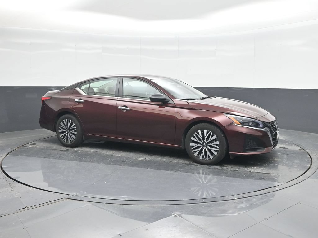 Used 2025 Nissan Altima 2.5 SV FWD image 11