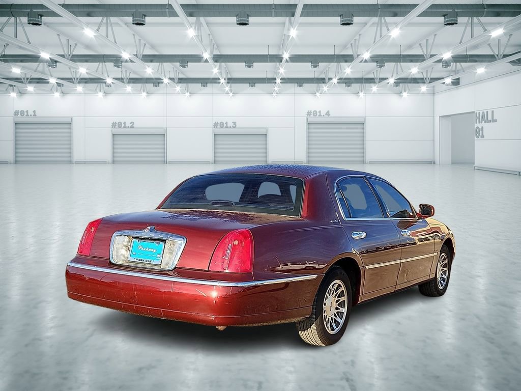 Used 2001 Lincoln Town Car Signature image 3