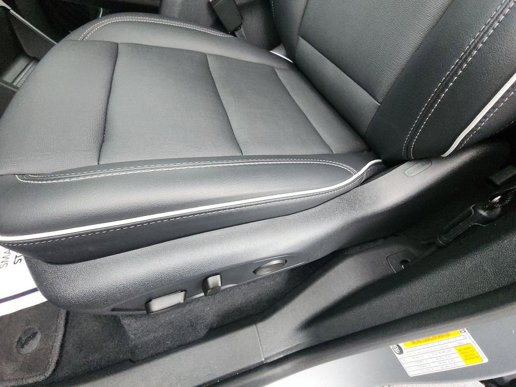 Used 2025 Buick Enclave Preferred AWD/4WD image 12