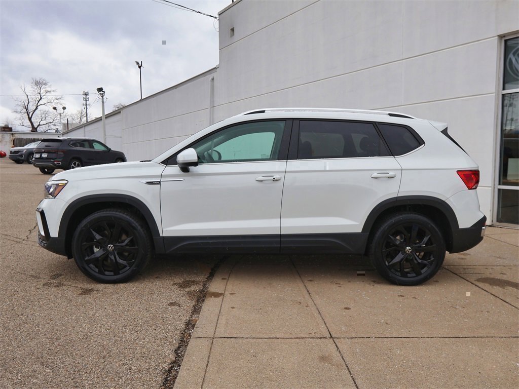 Certified 2022 Volkswagen Taos SE w/ Driver Assistance Package image 2