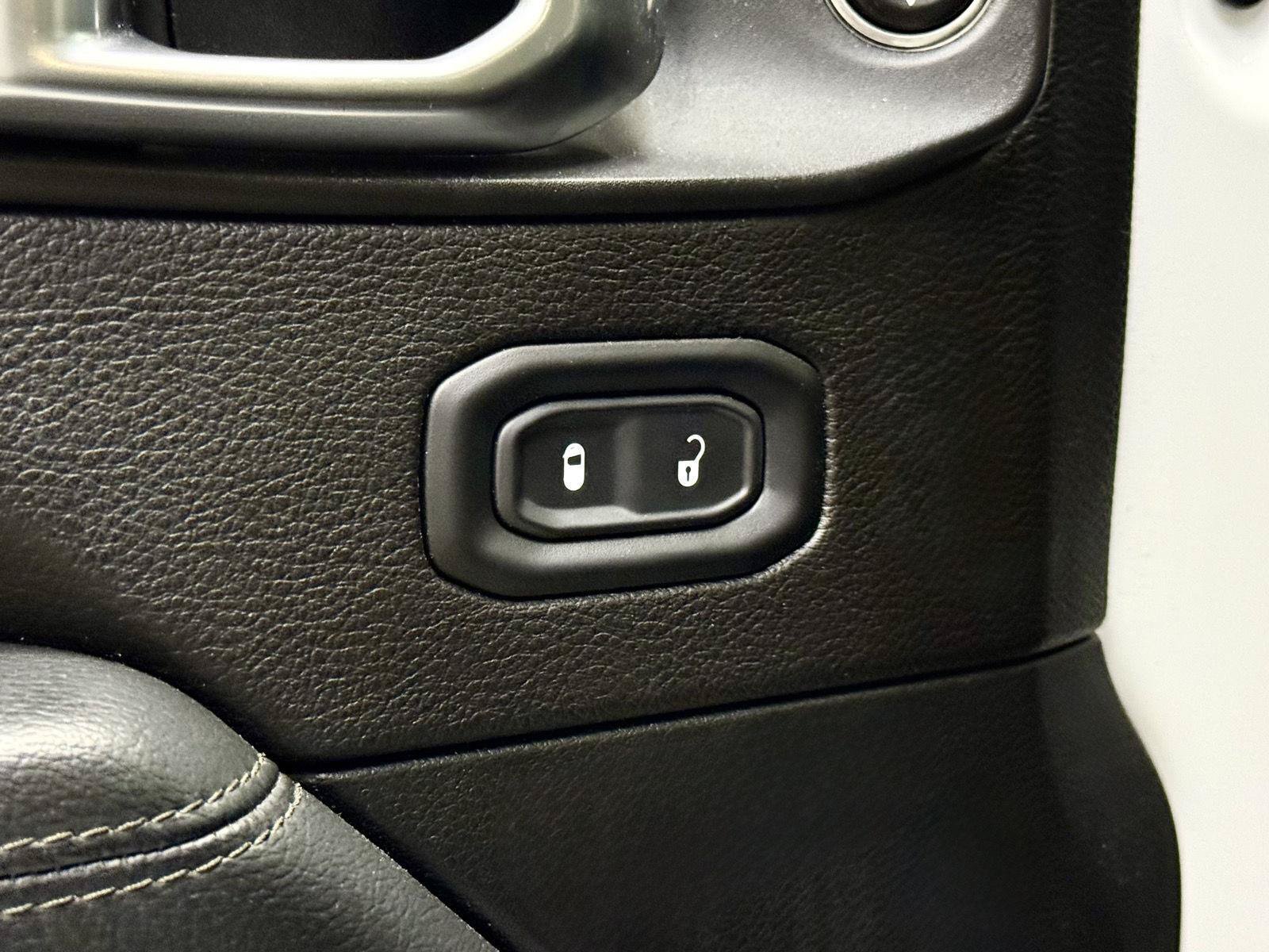 Used 2019 Jeep Wrangler Unlimited Sahara w/ Uconnect 4C Nav & Sound Group AWD/4WD image 13