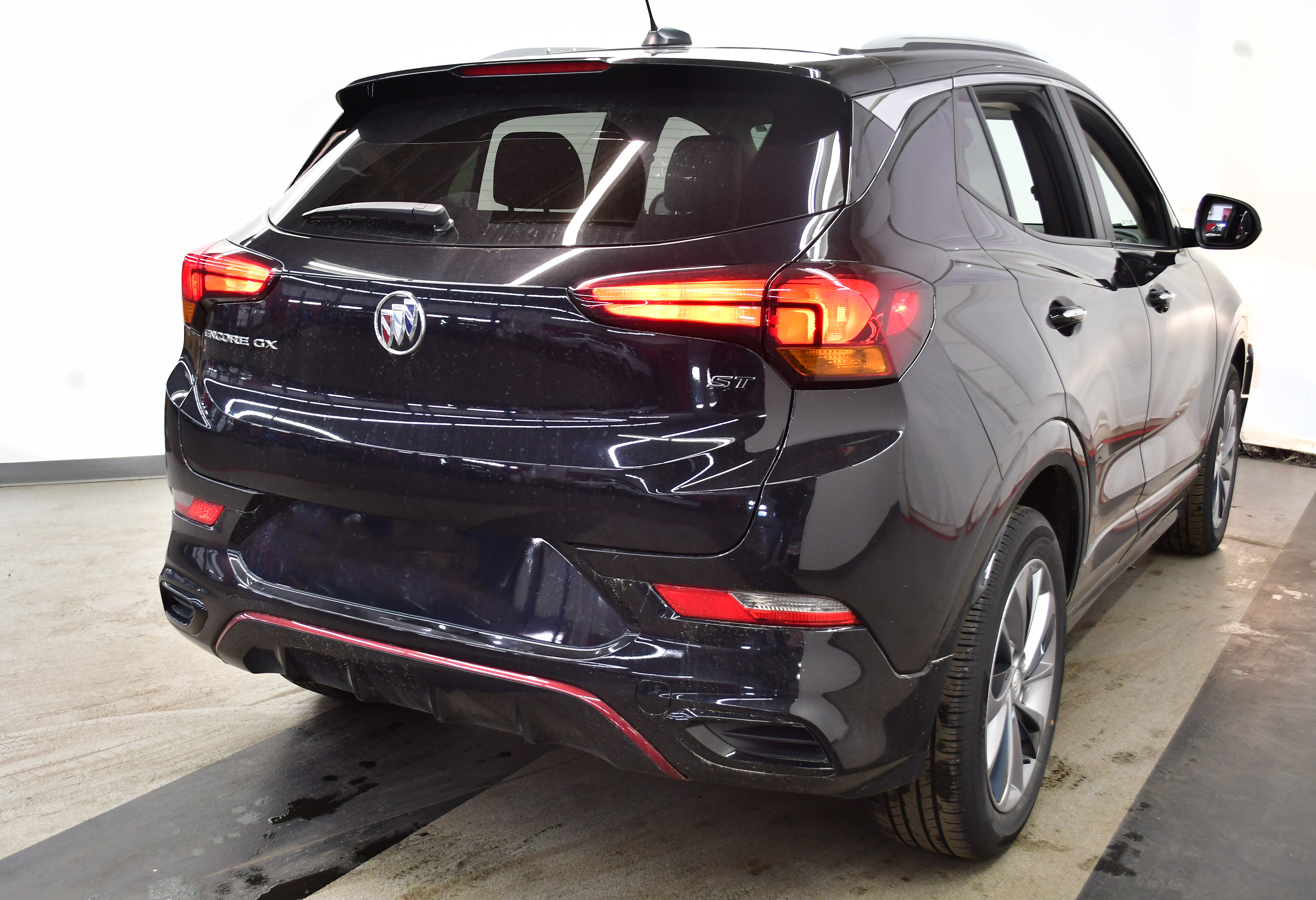 Used 2023 Buick Encore GX Select w/ Sport Touring Package image 7