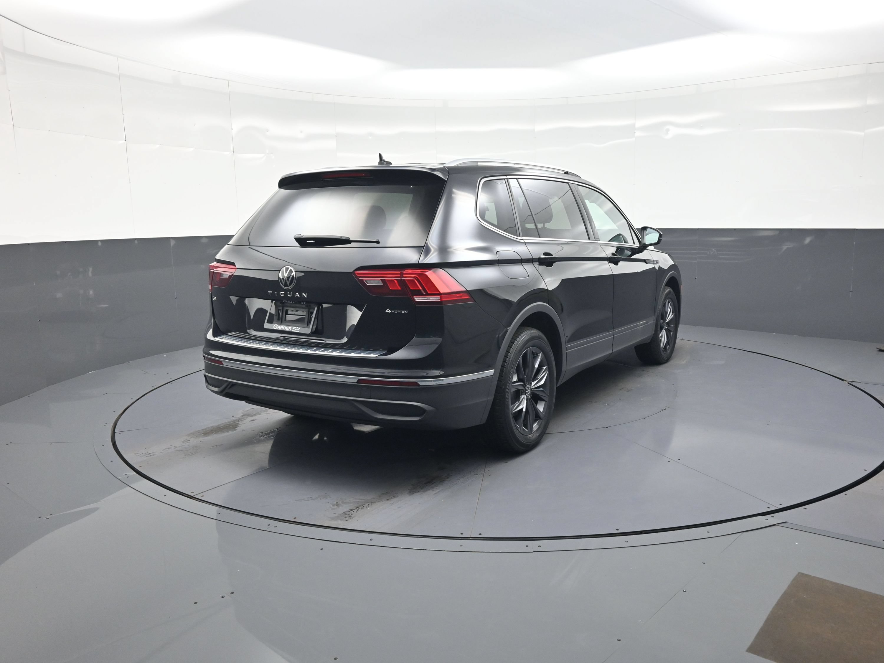 Used 2023 Volkswagen Tiguan SE w/ Panoramic Sunroof Package AWD/4WD image 3