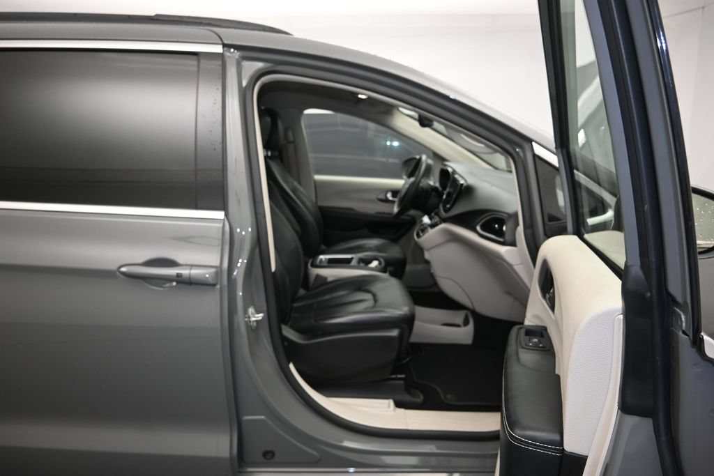 Used 2022 Chrysler Pacifica Touring-L FWD image 26