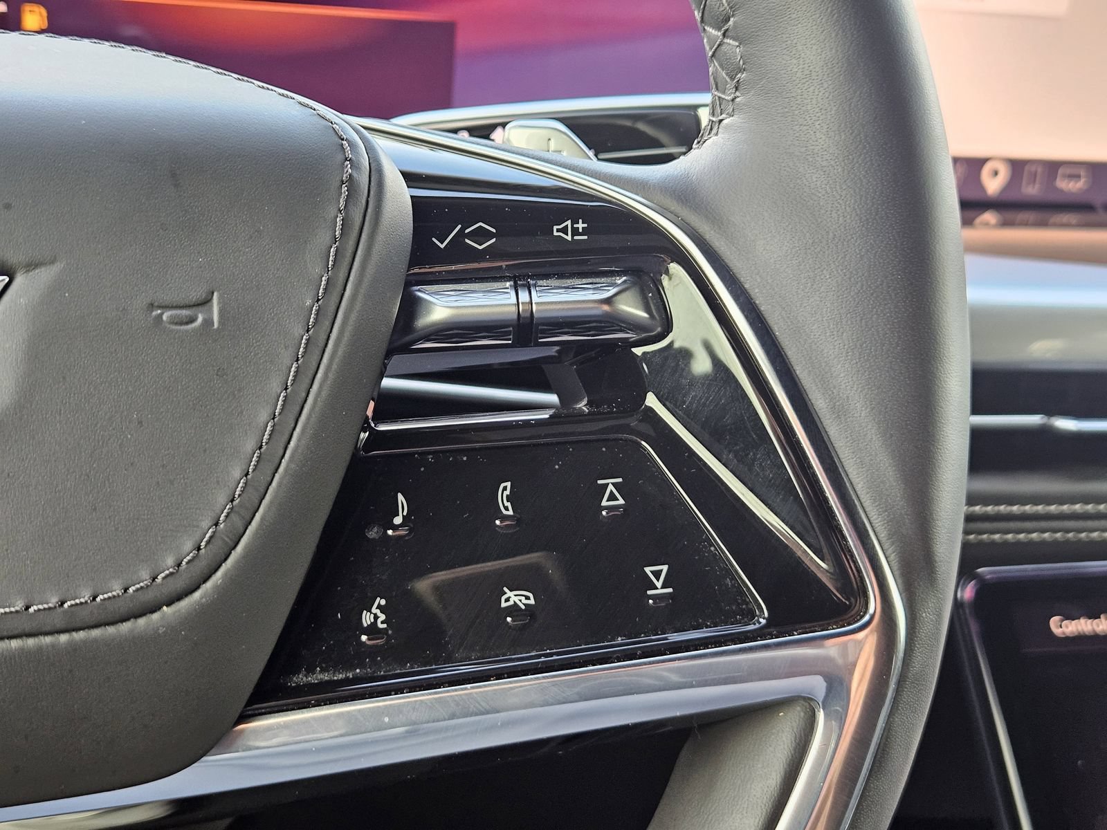 Certified 2025 Cadillac Escalade Sport Platinum w/ LPO, Floor Liner Package AWD/4WD image 24