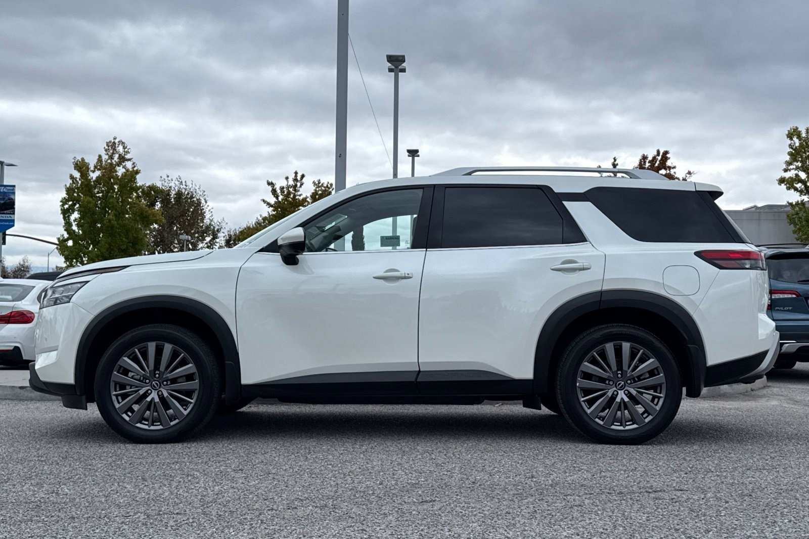 Used 2024 Nissan Pathfinder SL w/ SL Premium Package image 2