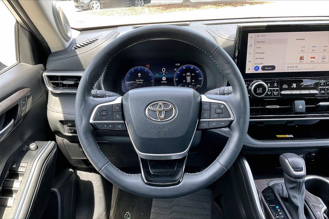 Used 2023 Toyota Highlander Platinum FWD image 10