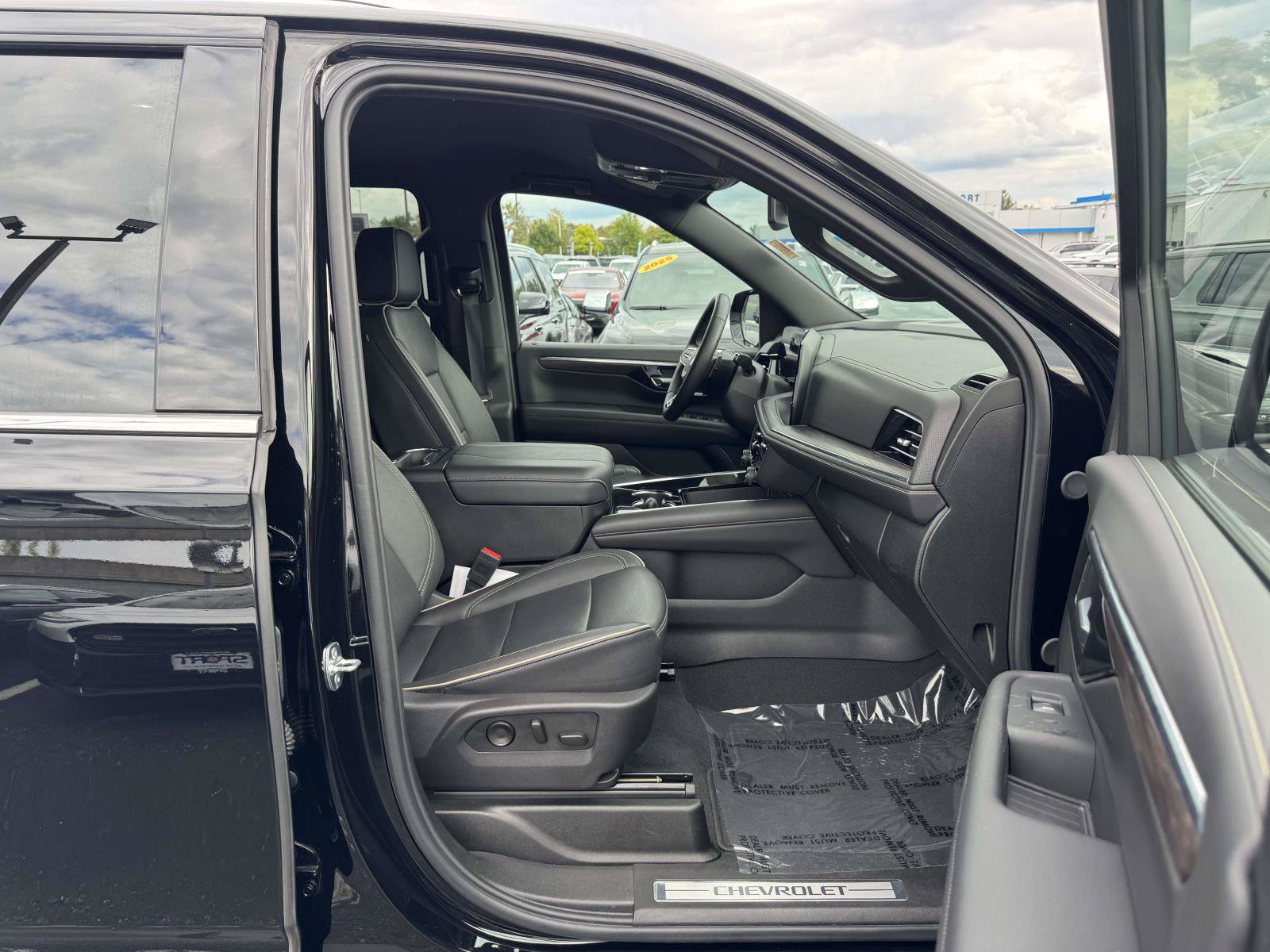 Used 2025 Chevrolet Suburban Premier AWD/4WD image 14