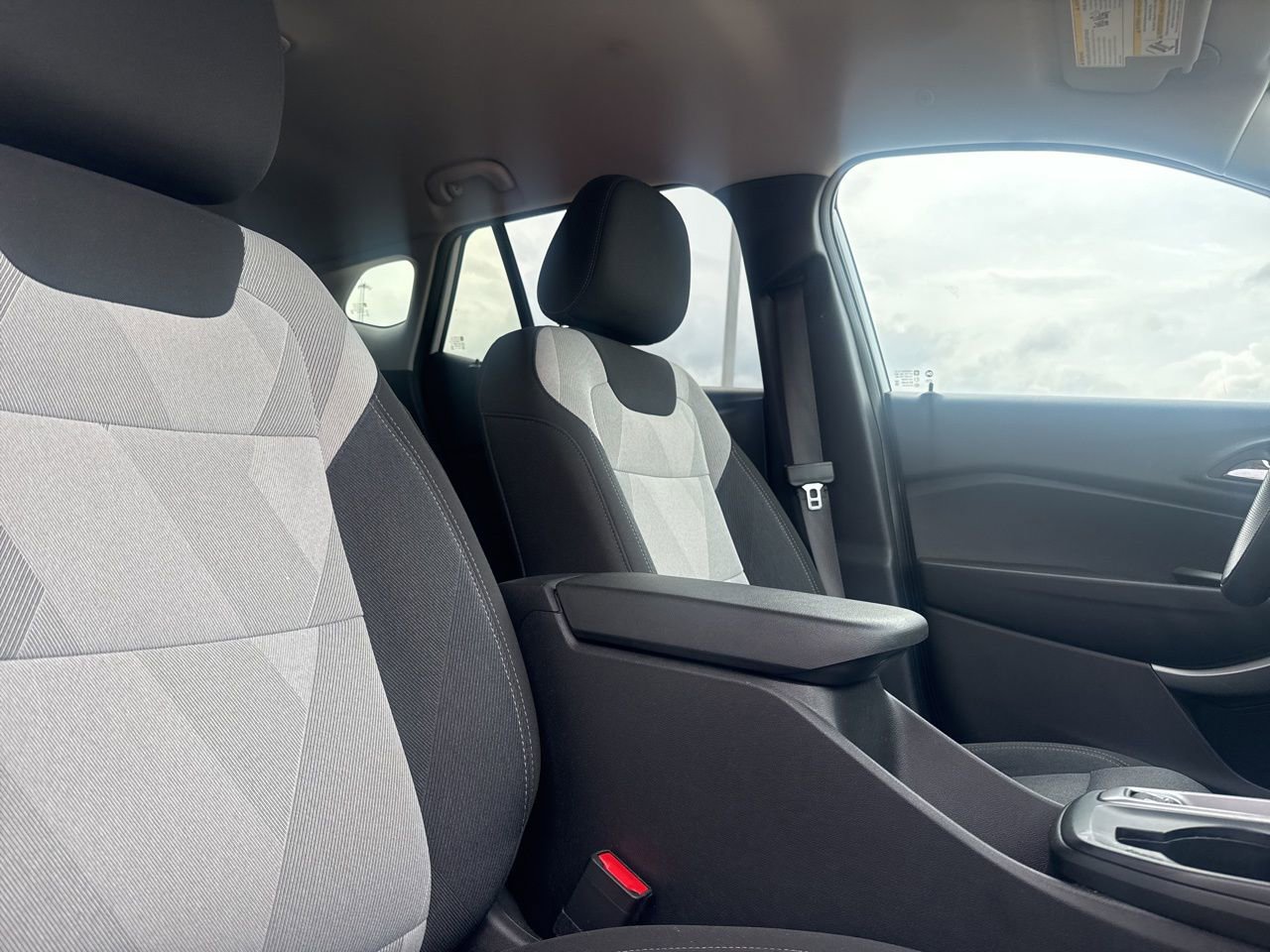 Used 2025 Chevrolet Trax LS image 28