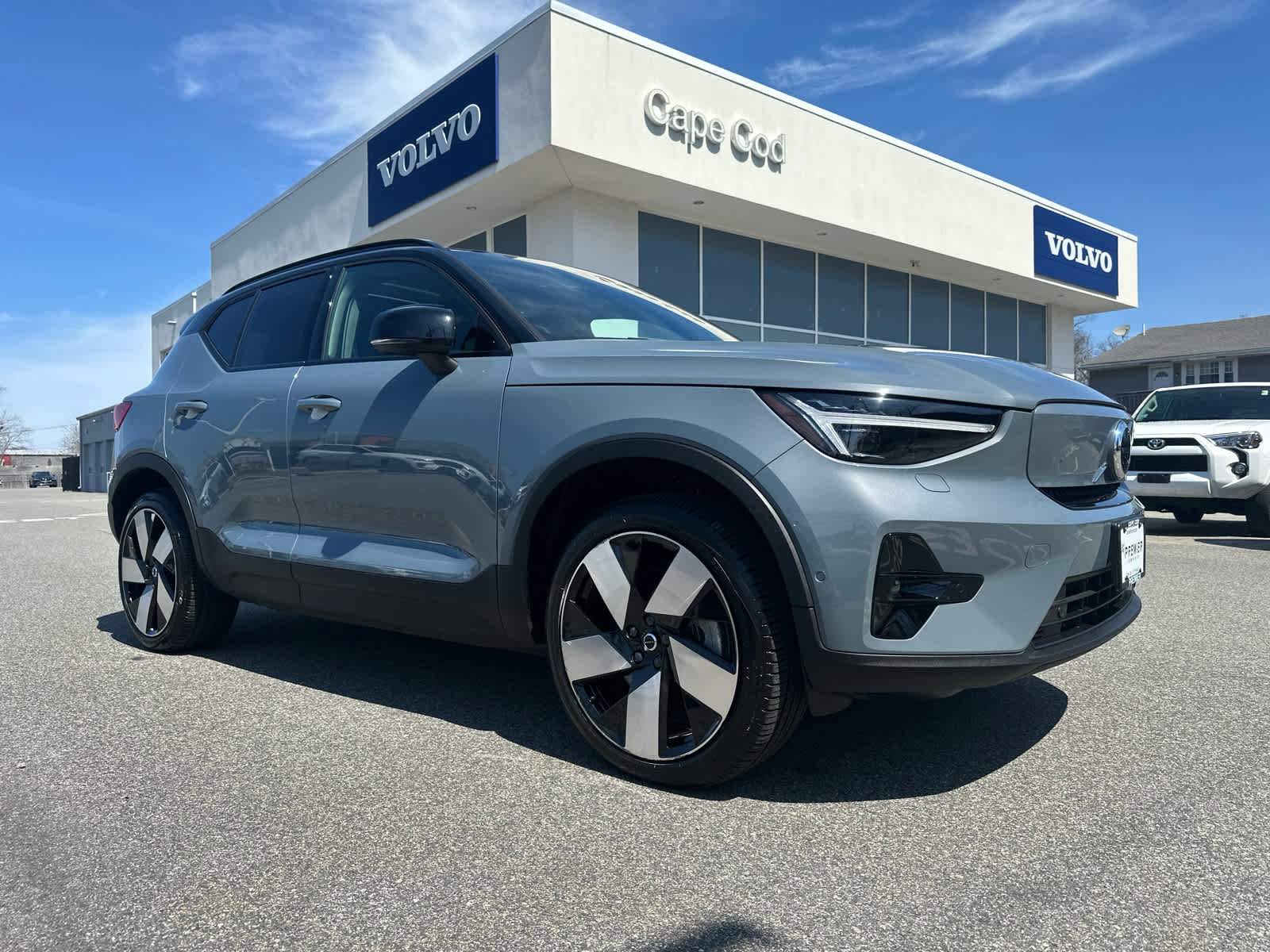 Used 2023 Volvo XC40 Recharge Ultimate w/ Protection Package Premier image 2