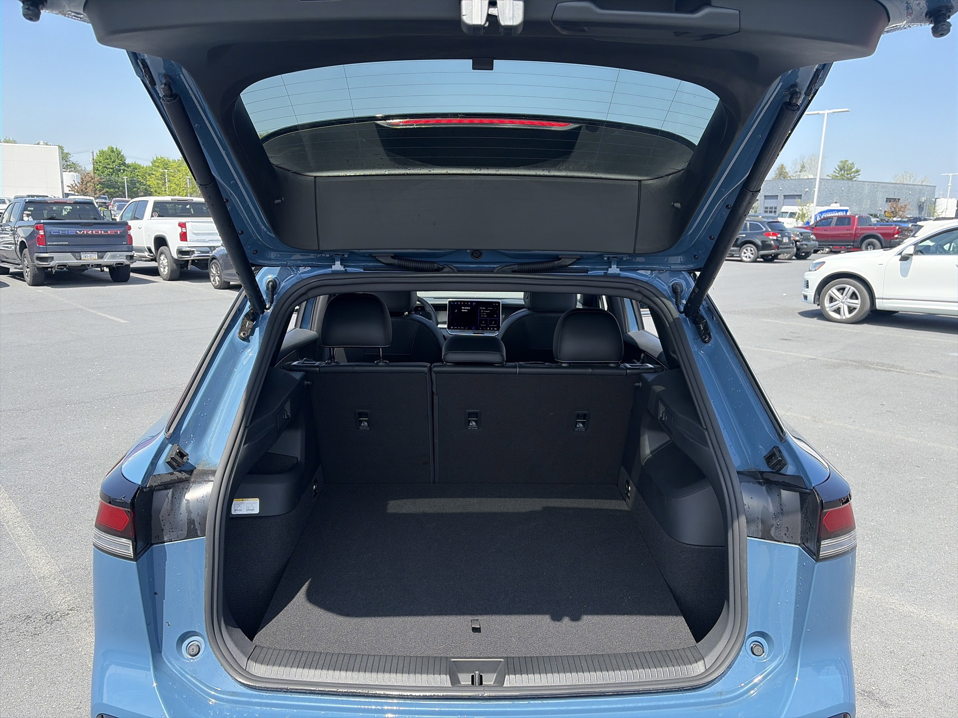 Used 2025 Volkswagen Tiguan SE R-Line AWD/4WD image 32