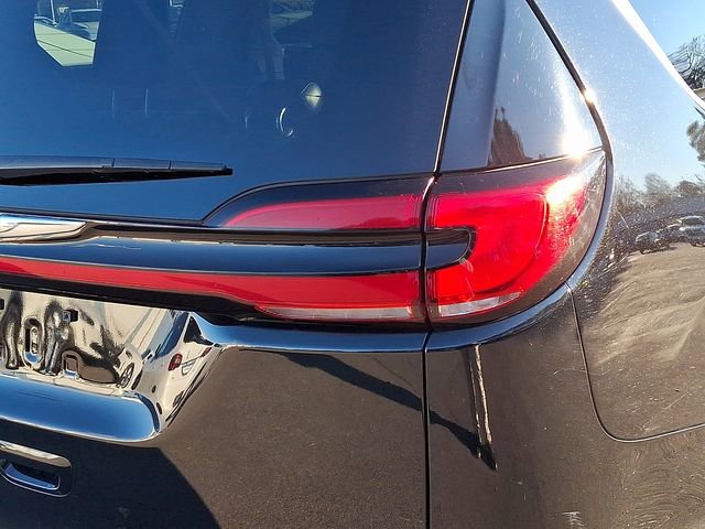 Used 2024 Chrysler Pacifica Select FWD image 12