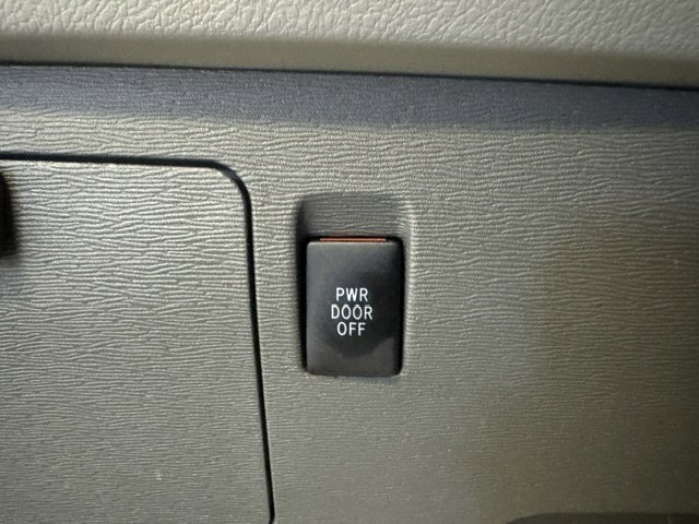 Used 2018 Toyota Sienna LE w/ Carpet Mat Package FWD image 26