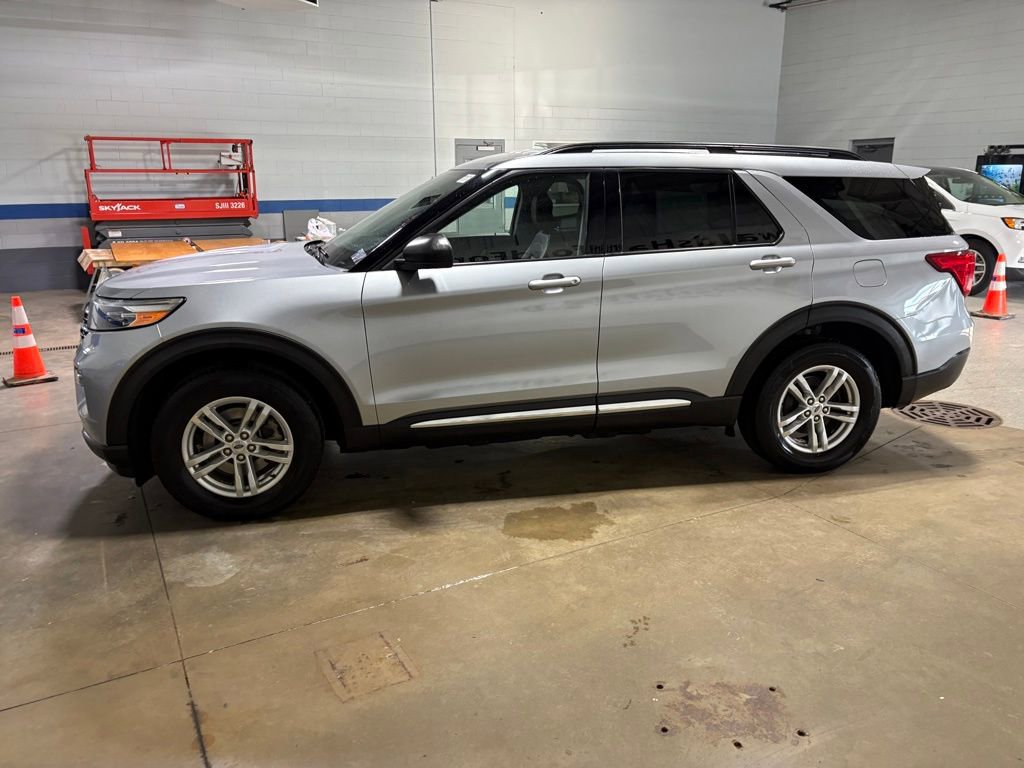 Used 2022 Ford Explorer XLT w/ Equipment Group 202A AWD/4WD image 7