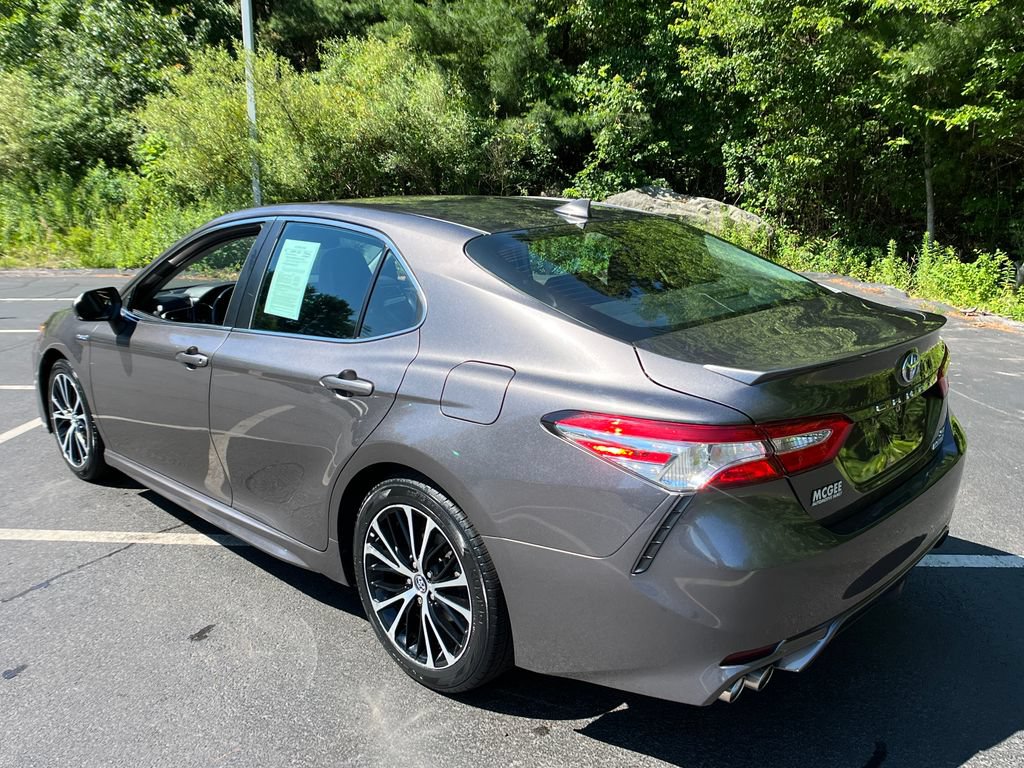 Used 2020 Toyota Camry SE w/ Sunroof Package FWD image 3