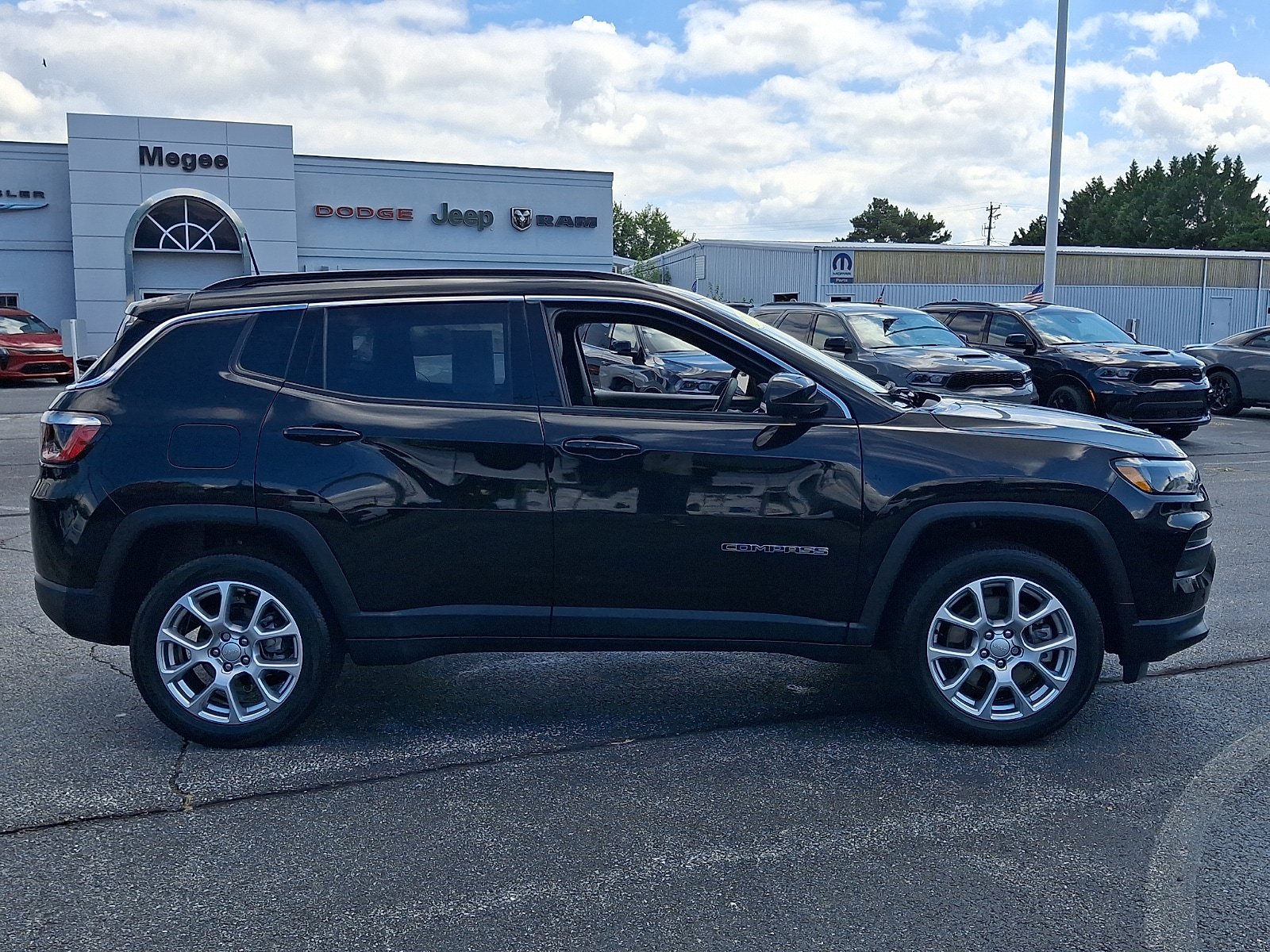 Used 2023 Jeep Compass Latitude AWD/4WD image 7