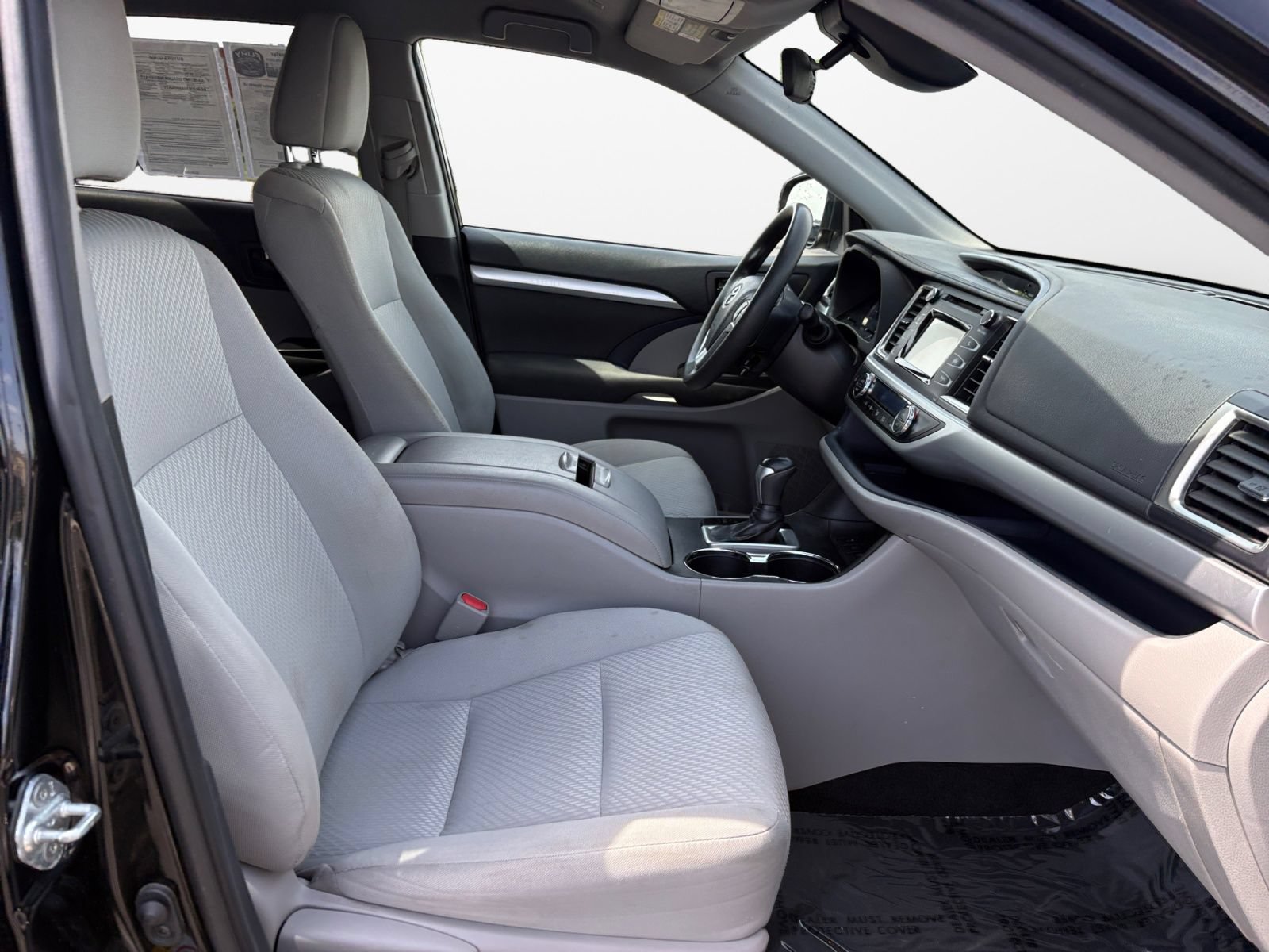Used 2019 Toyota Highlander LE w/ Carpet Mat Package (TMS) AWD/4WD image 17