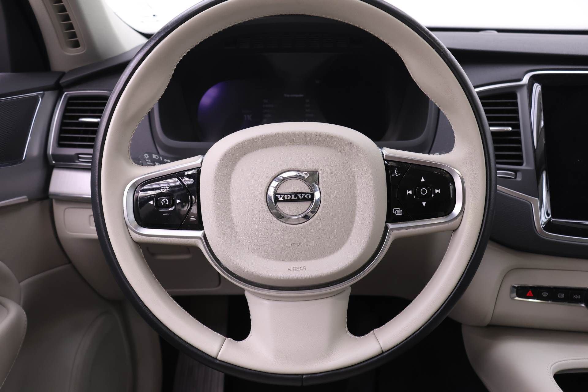 Certified 2025 Volvo XC90 B5 Core image 17